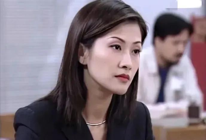 陈慧珊|陈慧珊：两段婚姻三个男人，嫁大11岁经纪人，36岁当母亲也能幸福