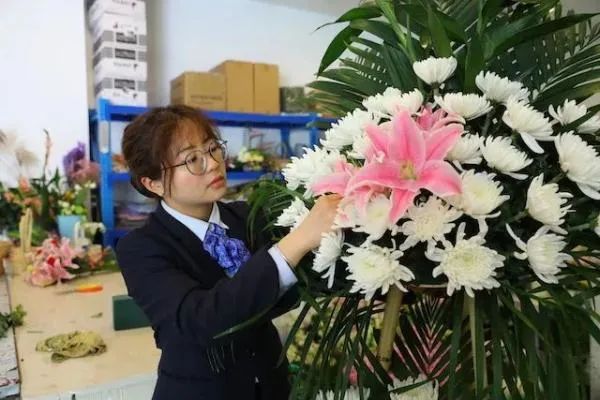 腾讯视频|95后入殓师薪资曝光：8年送走2万人，不参加婚礼，没有朋友……