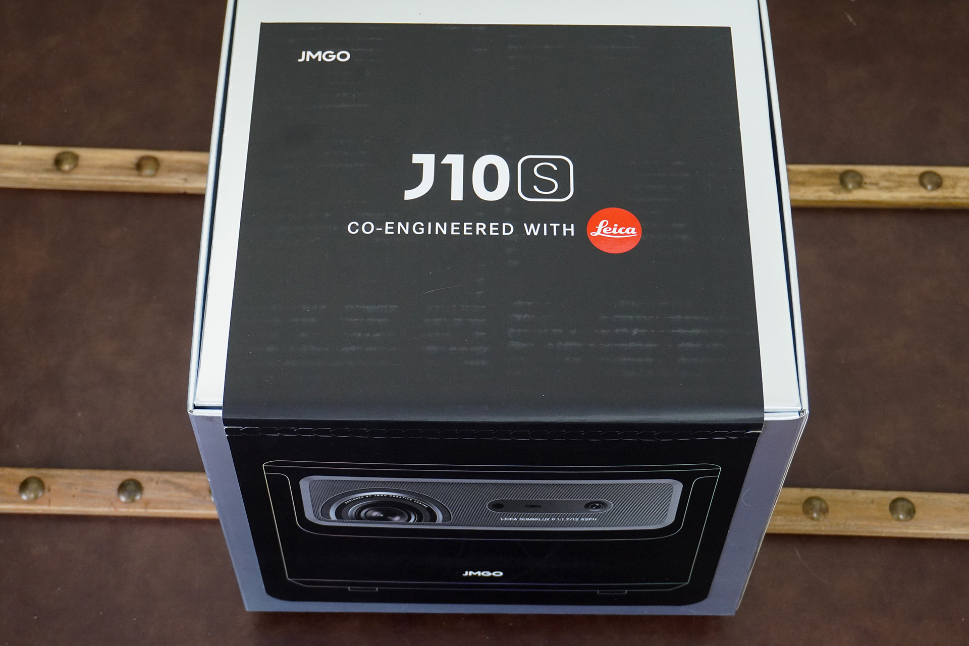 徕卡|白天真的不用拉窗帘吗？坚果J10S投影仪2400ANSI流明徕卡丹拿体验