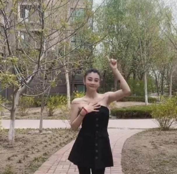 唐菀|演员唐菀晒出近照,在小区内跳舞,穿着引网友热议