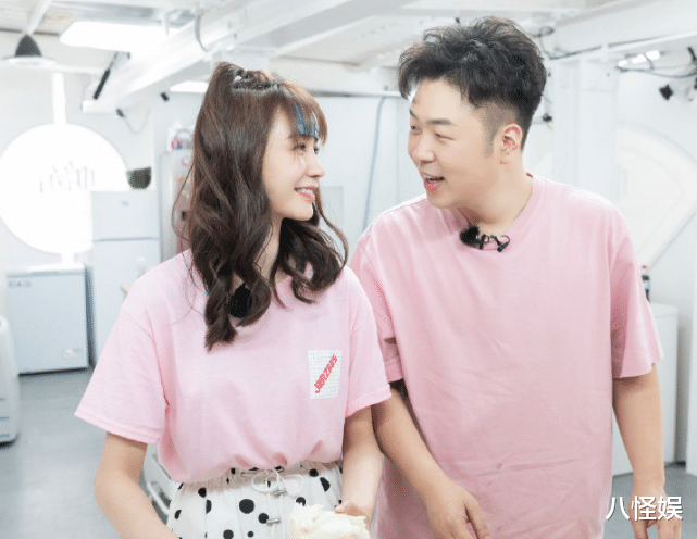 沈梦辰|沈梦辰打扮少女现身机场，手机屏保意外曝光，与海涛婚后生活好甜