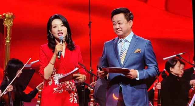 朱军|朱军秀恩爱携妻子拜年,白发明显老太多,谭梅回应未上春晚相关留言