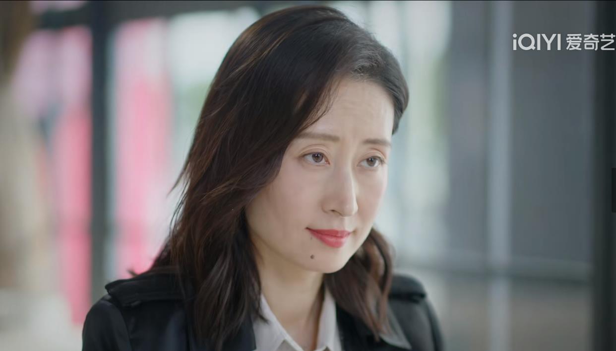 叶芯|《底线》叶芯永远也不知道，简佳对她摊牌时，为何把手放在桌子上