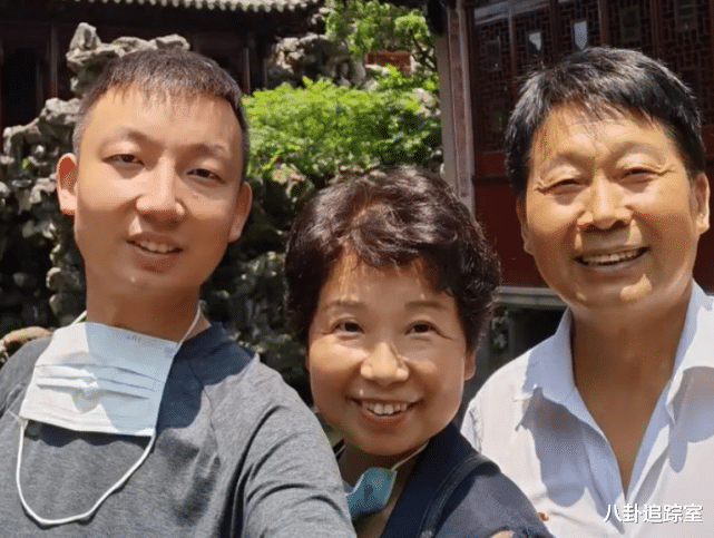 杜新枝|变风格了?杜新枝晒吃早餐视频,蓬头垢面爱扒拉菜,网友:真恶心