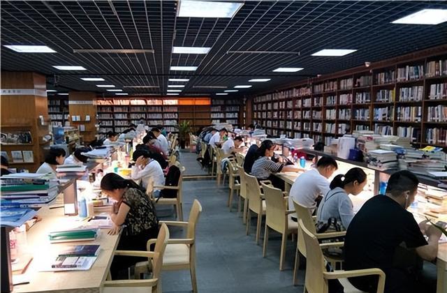 女大学生逃过一劫，上海知名高校男生在图书馆对女生下药被带走