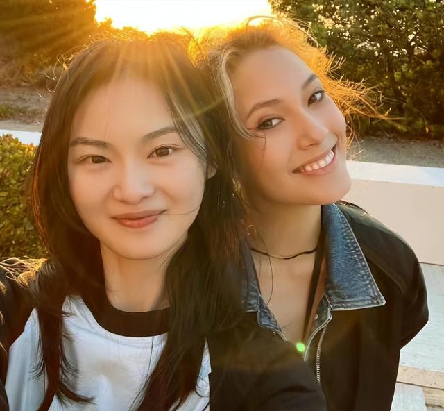 谷爱凌|谷爱凌美国生活很丰富,与黑人好友玩摩托游艇,开怀大笑享受刺激