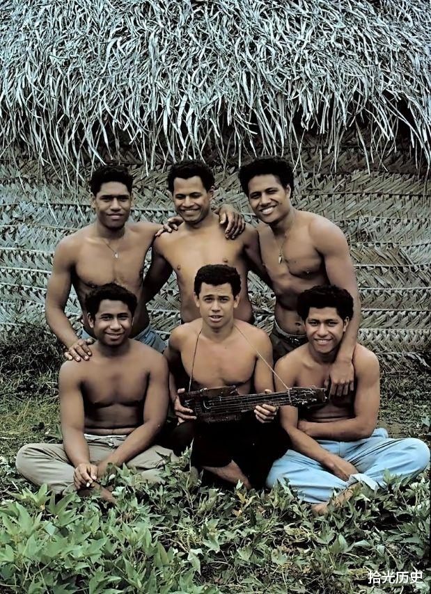1965年,六名男孩意外流落荒岛,15个月后出现惊人的一幕