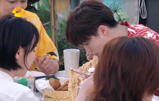 殷桃|殷桃第一次参加综艺节目，一身名牌跟秦海璐和赵丽颖比起来，简直就是小巫见大巫