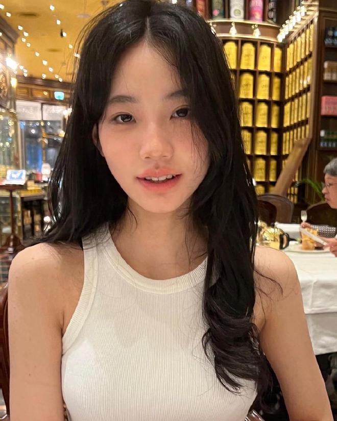 小S|小s二女儿晒照玩桨板姿势多变 一双大长腿十分吸睛
