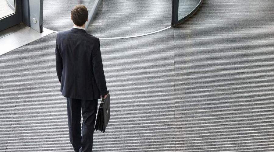 卫健委|面临中年失业怎么办？除了送快递和开网约车，还有别的选择吗？