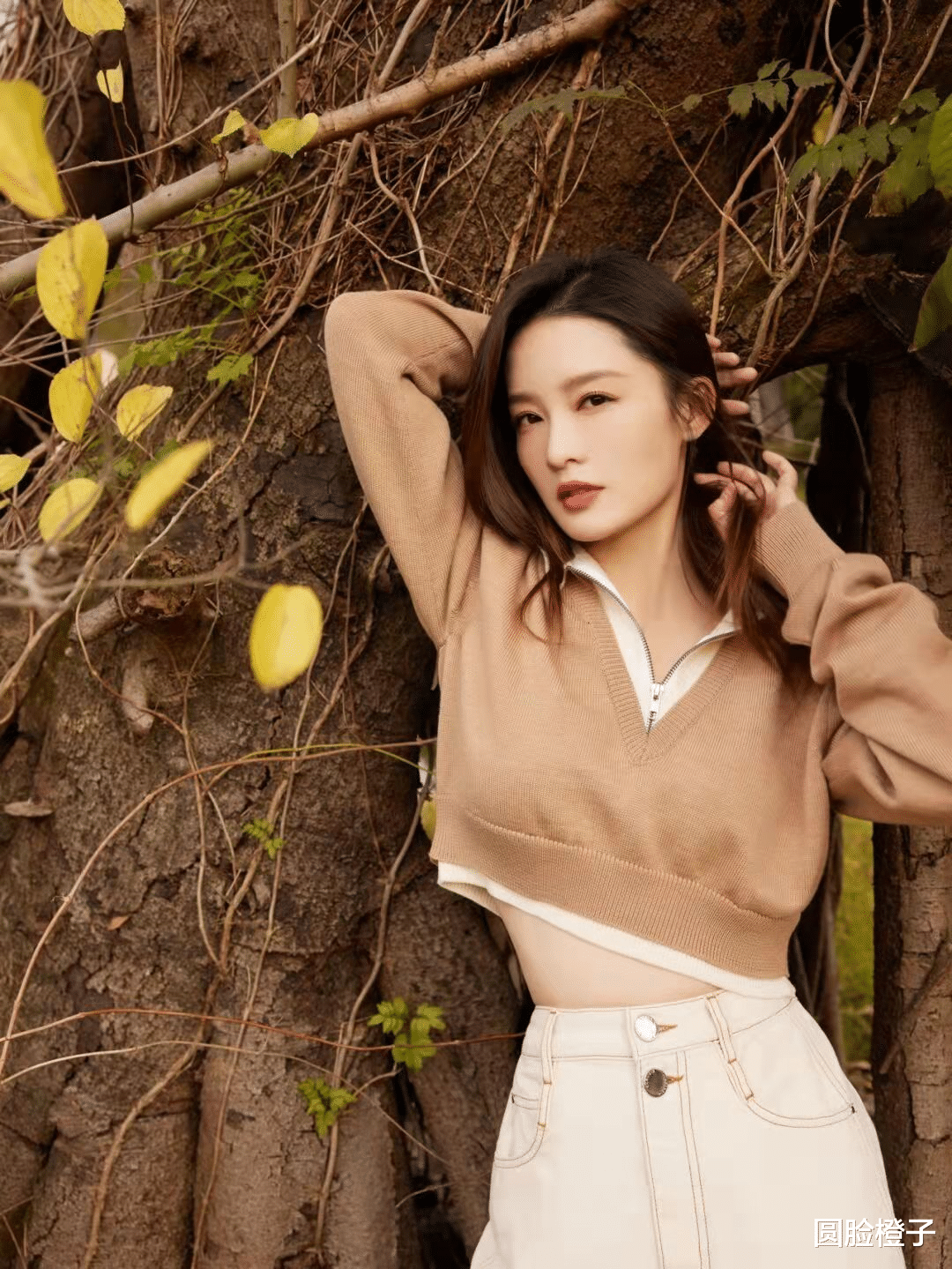 李沁|李沁笑起来是月牙眼！衬衣马甲配长裙，花园中拍照宛如小精灵