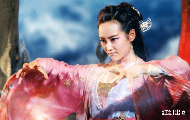 李纯|知名谋女郎忘年恋疑曝光,和大叔在电影院搂抱撒娇,被拍同回小区