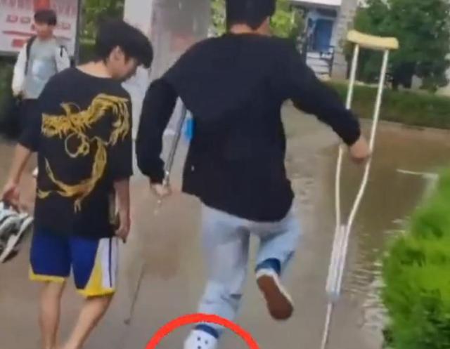男生脚受伤,跳着过水坑却用错脚,网友:你是失忆还是失去痛觉