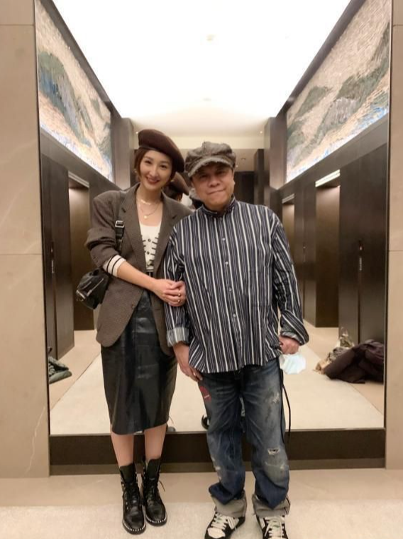 蔡康永|蔡康永，60岁发福显老态，相伴22年男朋友照片，身材魁梧很帅气