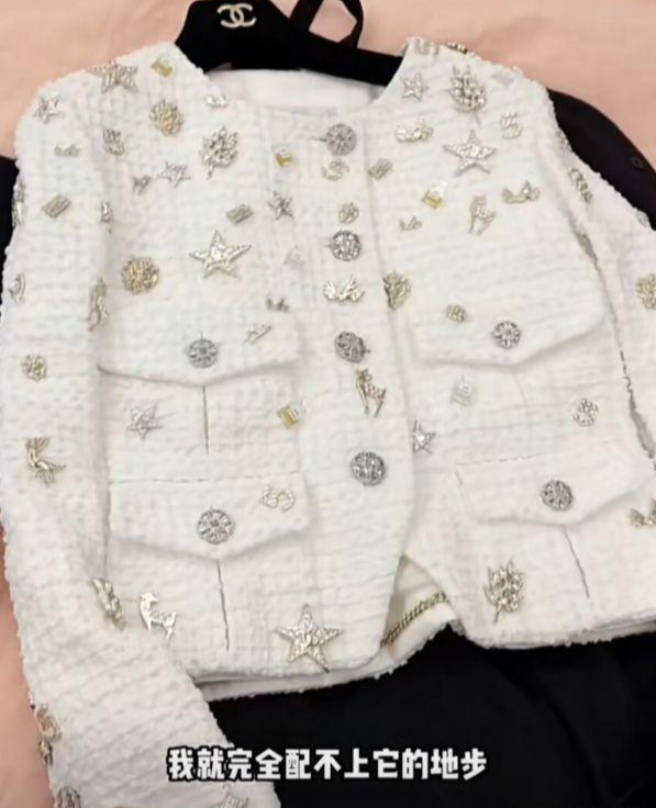 王思聪|王思聪带慎婕三亚度假,疑似乘坐私人飞机出行,给女友送虾好暖心,网友:王校长难道动真情了?