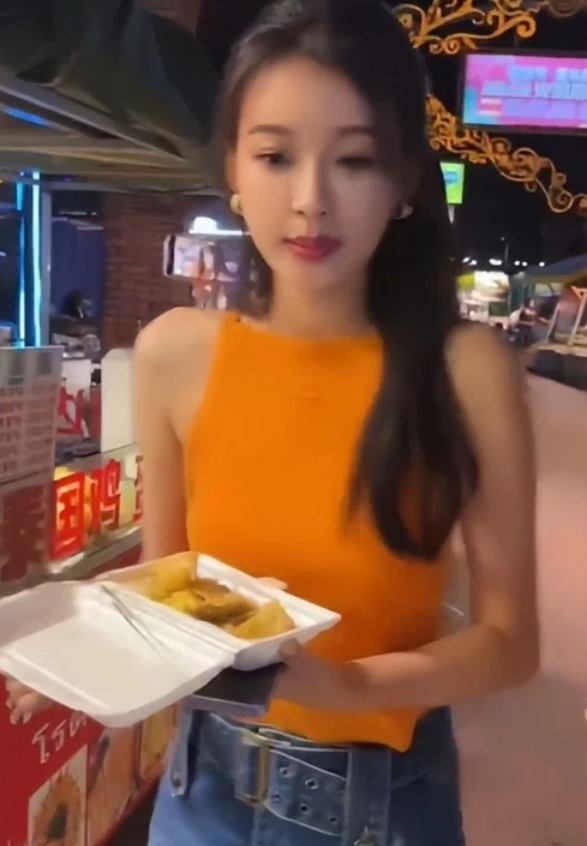 孙怡|孙怡离婚后状态奇佳，穿吊带被粉丝追着合影，失去董子健后活得潇洒