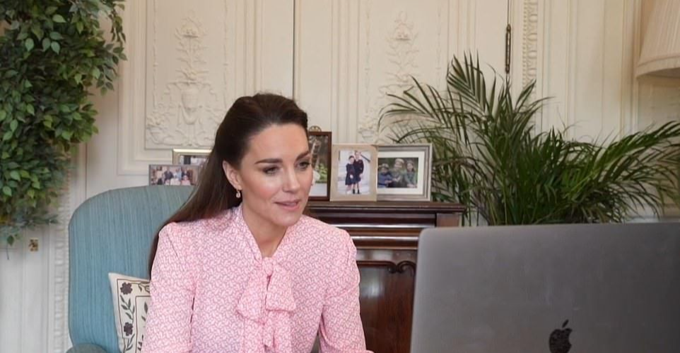 威廉|梅根风波后凯特携乔治王子现身，粉红蝴蝶结温柔着装现春日好心情。