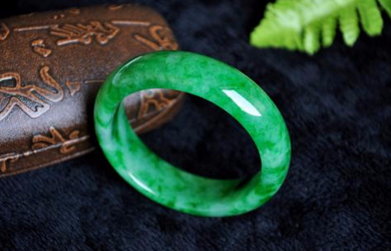 翡翠|买翡翠时要注意了,这三种属于“仿制品”,小心被“坑”