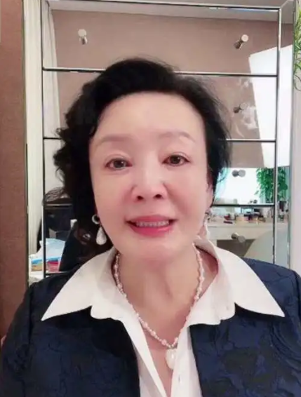 张兰|张兰直播谈汪小菲离婚,女方讨厌蟑螂不回大陆,称大S“那个女人”