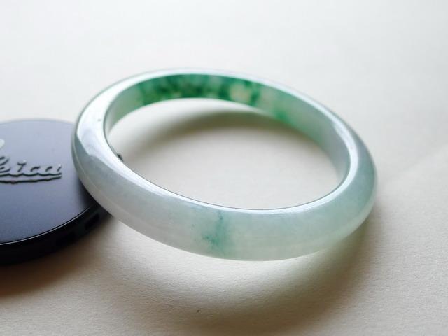 翡翠手镯|买了新的翡翠手镯,第1次佩戴,需要注意什么呢?