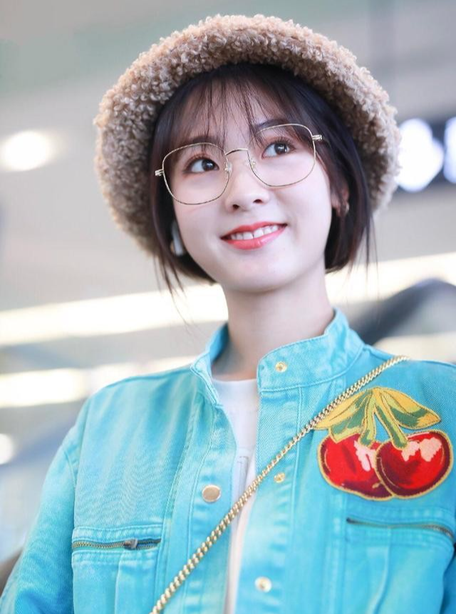 邢菲|邢菲近照，又被美到了，这身打扮我太喜欢了，清新气息扑面而来