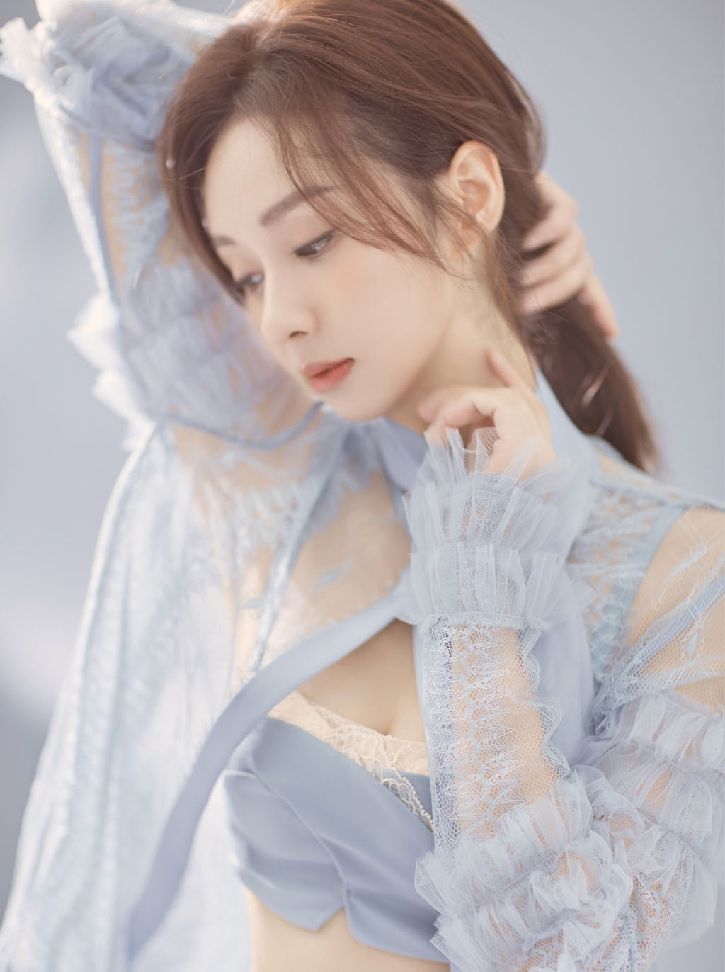 郑合惠子|郑合惠子一袭蓝色纱衣，甜美又性感 。