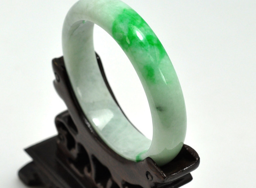 翡翠|翡翠手镯的原料不一样,所造就出来的造型也不同,哪种更得你心?