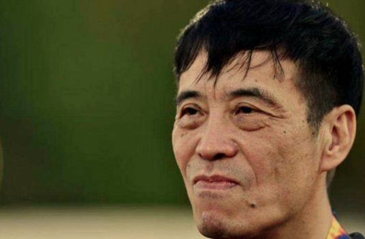 男足|冰火两重天！吃海参的踢不过吃泡面的 难怪球迷喷男足夹道欢迎女足