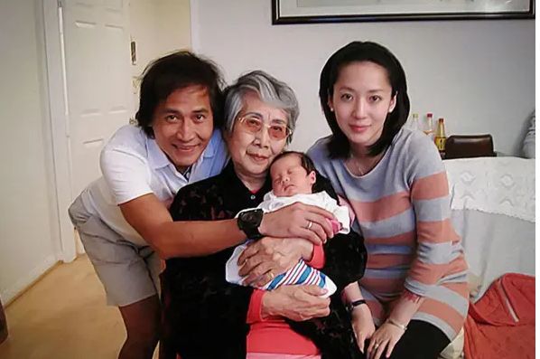 齐秦|62岁齐秦现身长沙商演，挺大肚腩卖力演唱，穿破洞牛仔裤遭吐槽