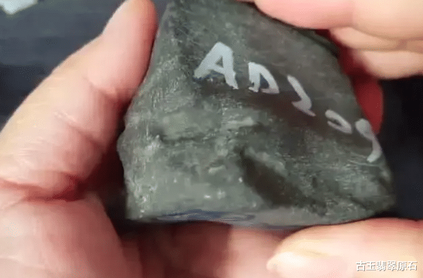 翡翠|帅哥瞒着女朋友花2万拿下的翡翠原石,竟切出“极品”墨翠,真的是太幸运了!