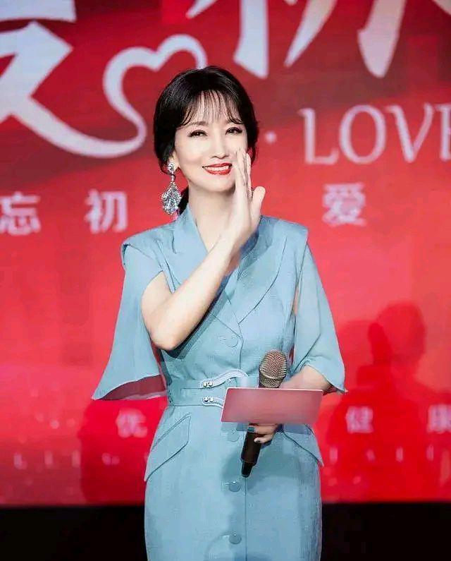 空气刘海|赵雅芝剪了空气刘海更年轻了，优雅气质，穿搭精致，散发迷人魅力