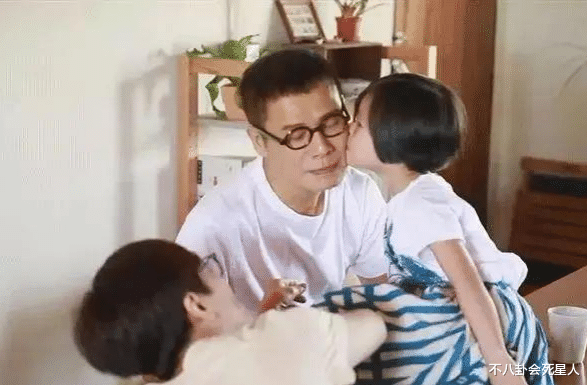 王刚|相差50岁以上的明星父子，张纪中3婚4子69岁当爹，王刚老当益壮