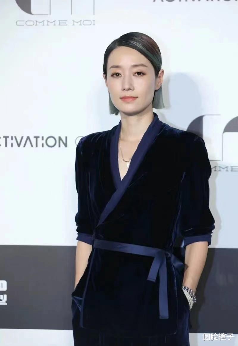 面膜 马伊琍美出新高度，一身蓝色连体裤摩登酷飒，绿色发型夺目吸睛