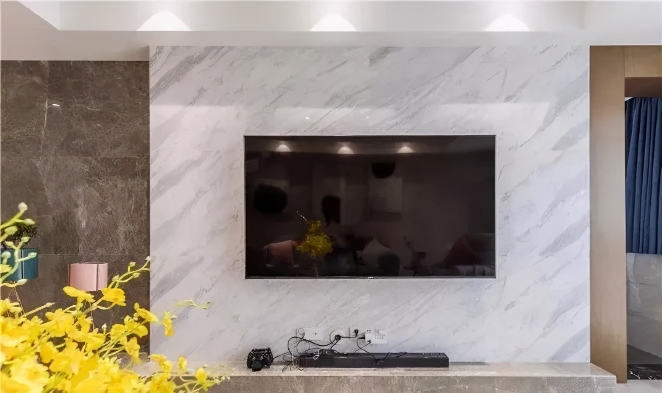 电视墙还在纠结要不要贴瓷砖?这样客厅美美哒!