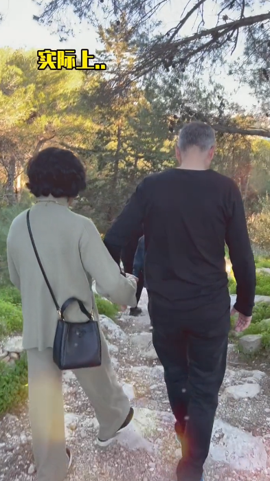 金星|金星和老公私下相处超甜，靠汉斯肩膀秀恩爱，牵手漫步默契十足