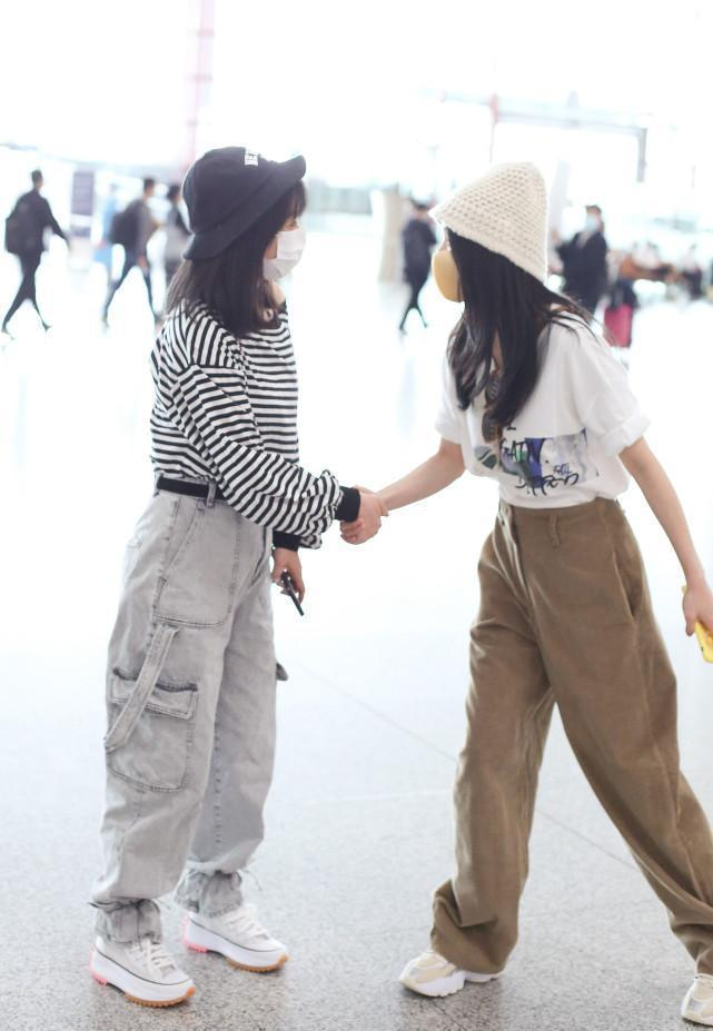 柳岩|柳岩张俪同框,看出身材差异,都穿休闲套装,柳岩看着腿有点短