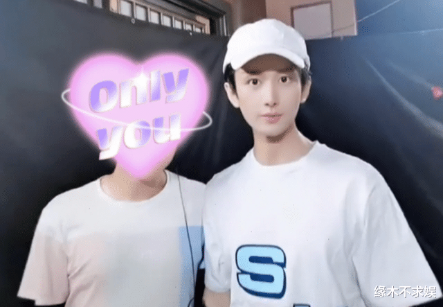 成毅|成毅片场被偶遇，小平头太稚嫩，网友：这家伙真的32岁？