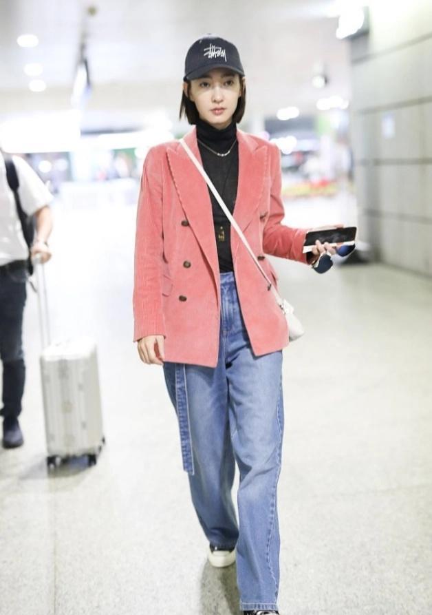 穿衣搭配|36岁的王丽坤气质真好，粉色西装配牛仔裤宛若少女，干练职场look