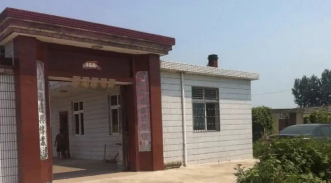 风水先生说：“家开青龙门，赛过祖宗坟。”