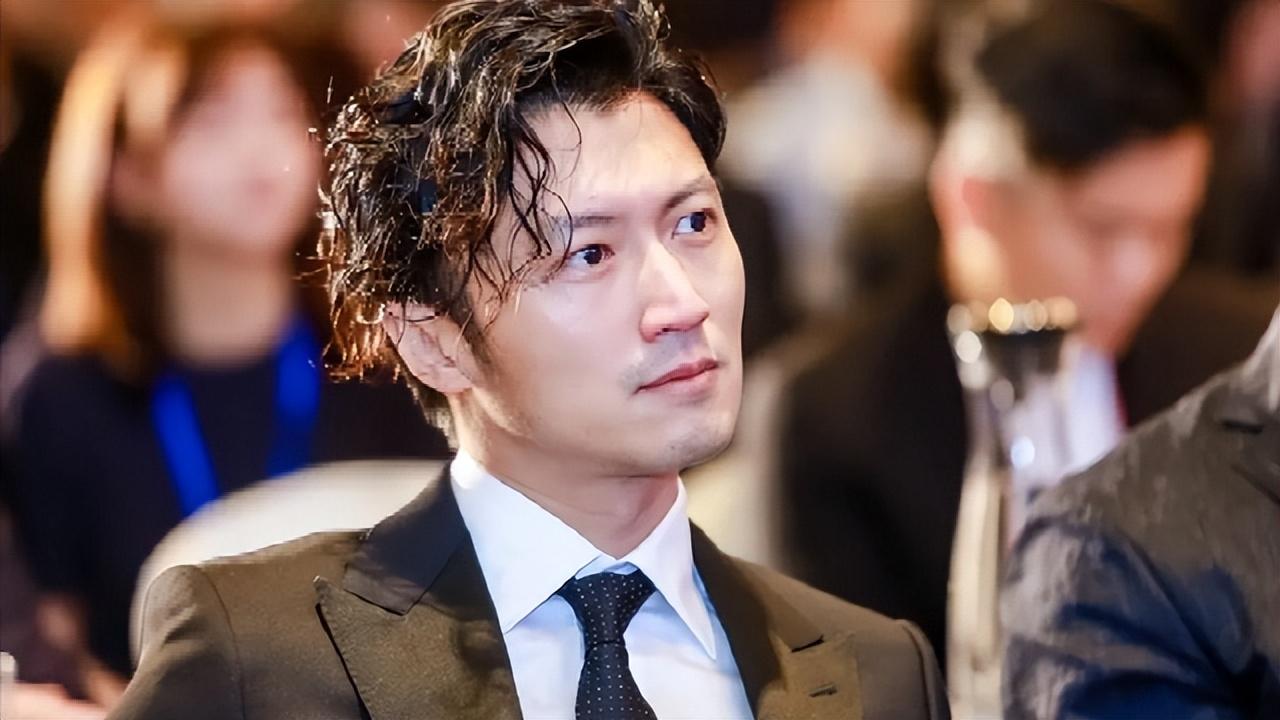 谢霆锋|谢霆锋情断王菲?返港与家人团聚,状态憔悴眼睛无神