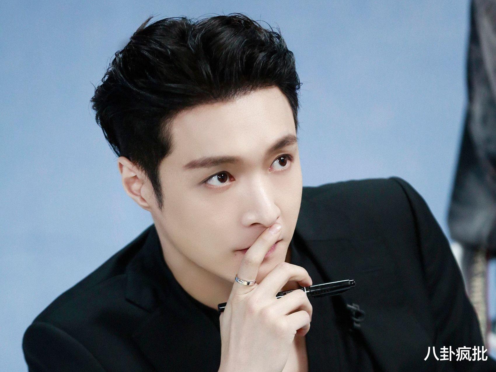 李嘉欣|李嘉欣炒作，邓陈鹿桃园三结义，文章味道大，任嘉伦不穿肌肉衣