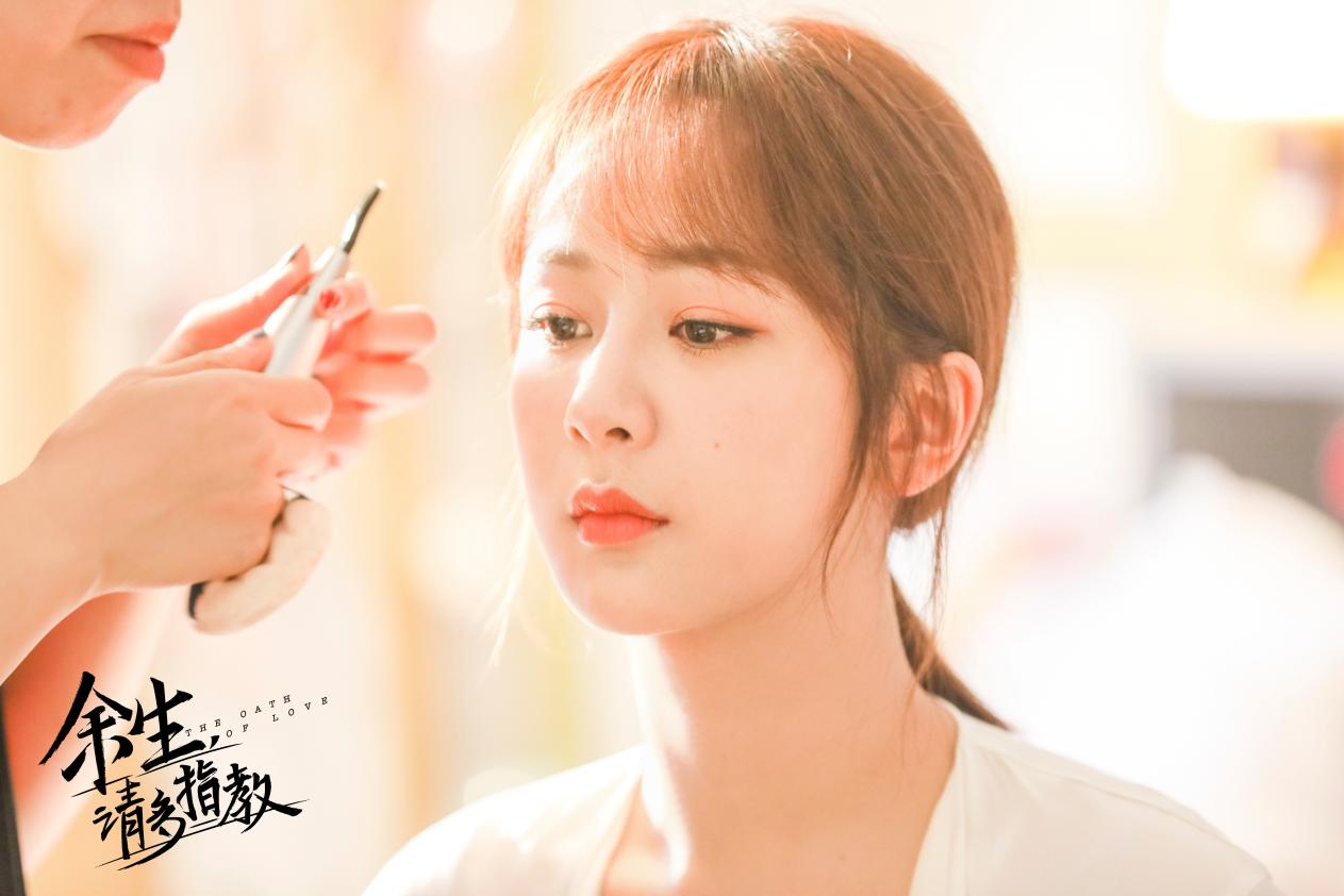 杨紫|杨紫《余生》花絮照曝光,身穿米色毛衫知性、美艳