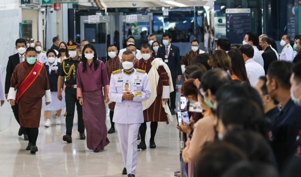 32岁佩玛去探望44岁帕公主!一身高贵紫脚踩高跟鞋亮相,优雅迷人
