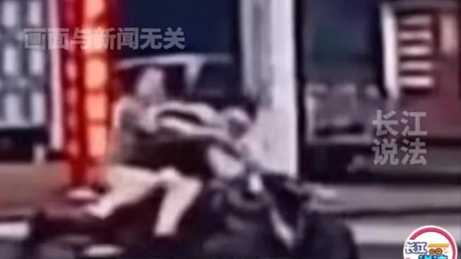 北京丰台，男子骑电动车带女同事下班回家，结果走到一转弯处，因为积水和车速太快摔倒
