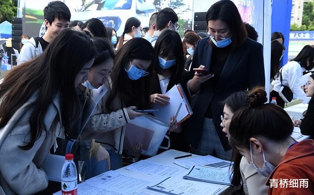 小区的保安,越来越狂了?95后女设计师辞职当保安,为什么?