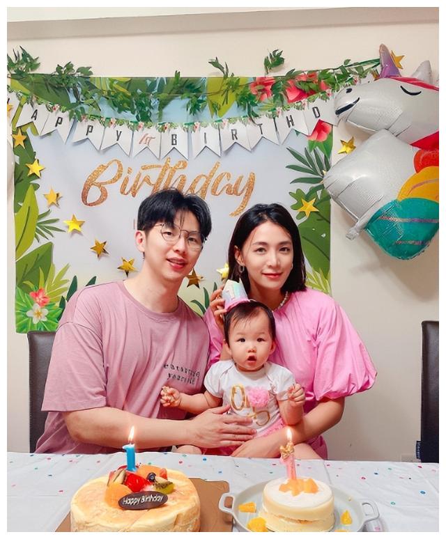 王思平|35岁女星大办婚礼！戴传家宝婚戒连换三套婚纱，婚宴55桌众星到场