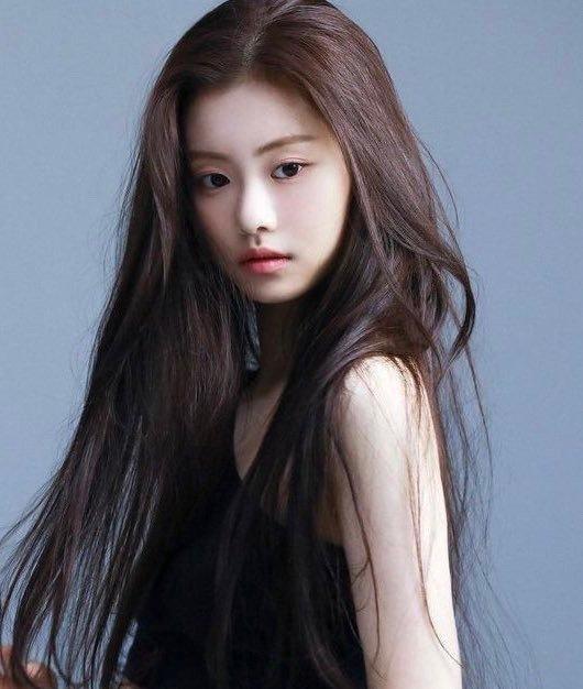 hybe|HYBE新女团问题不断，出道预告遭炮轰，首张队内合影还是P出来的