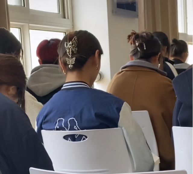 发型 教师晒高校女生发型图，新流行趋势逗笑网友，直言“父母辈”审美