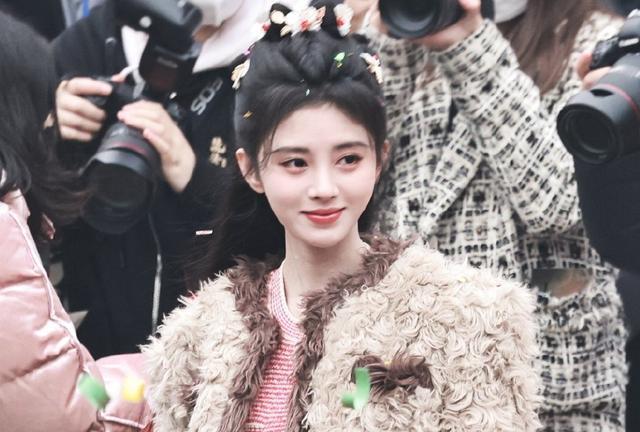 鞠婧祎|《仙剑4》开机，鞠婧祎饭拍图美若仙，不料却被路人照暴露了身材