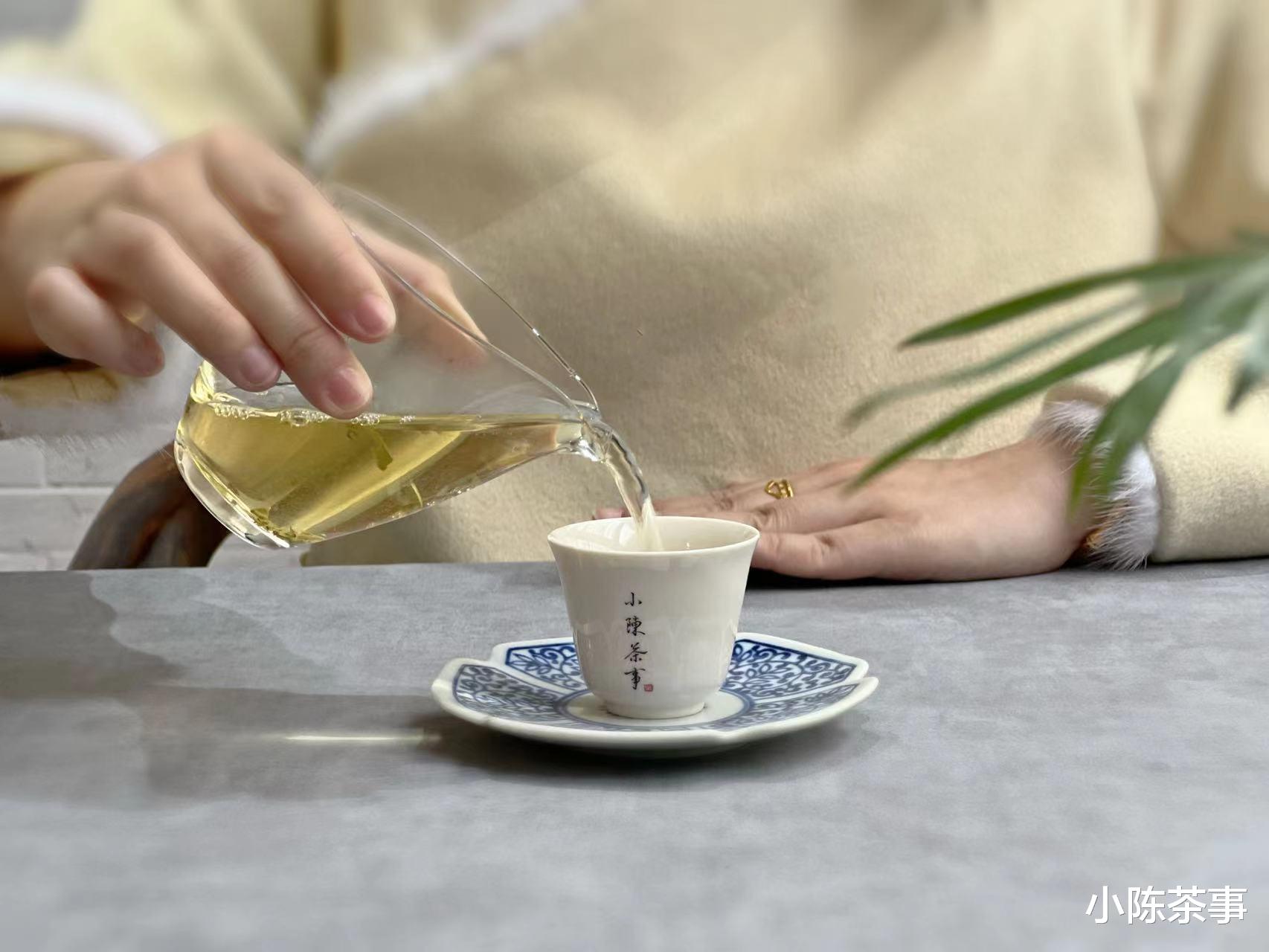 9年陈的老白茶饼，整体以咖啡色为主，请问正常吗？还能喝吗？